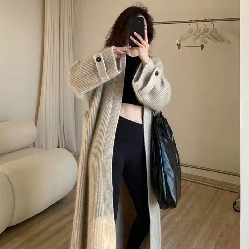 loose and knee-length long sweater jacket