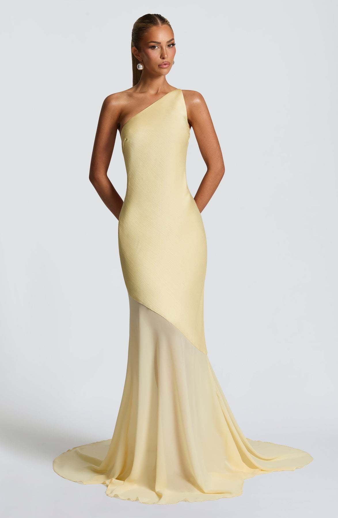solid color backless single-shoulder gown