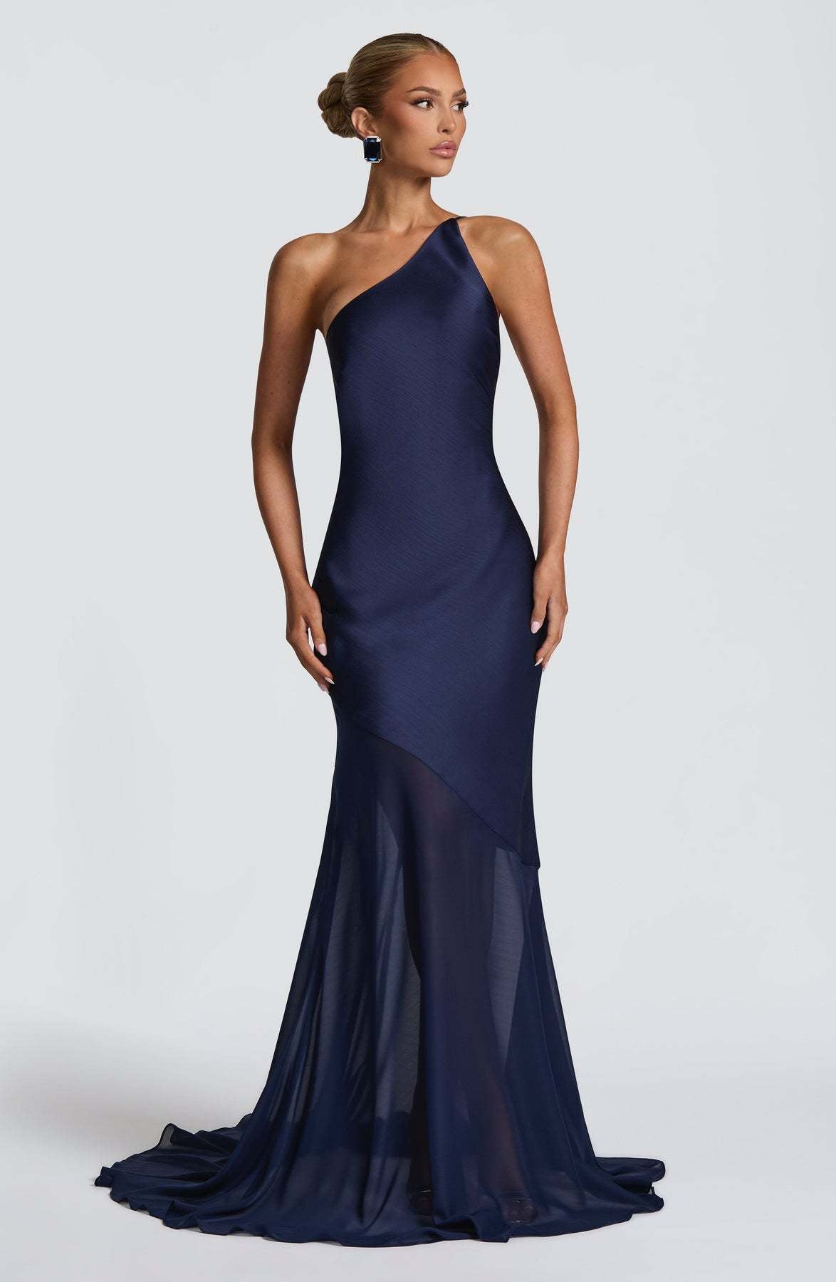 solid color backless single-shoulder gown