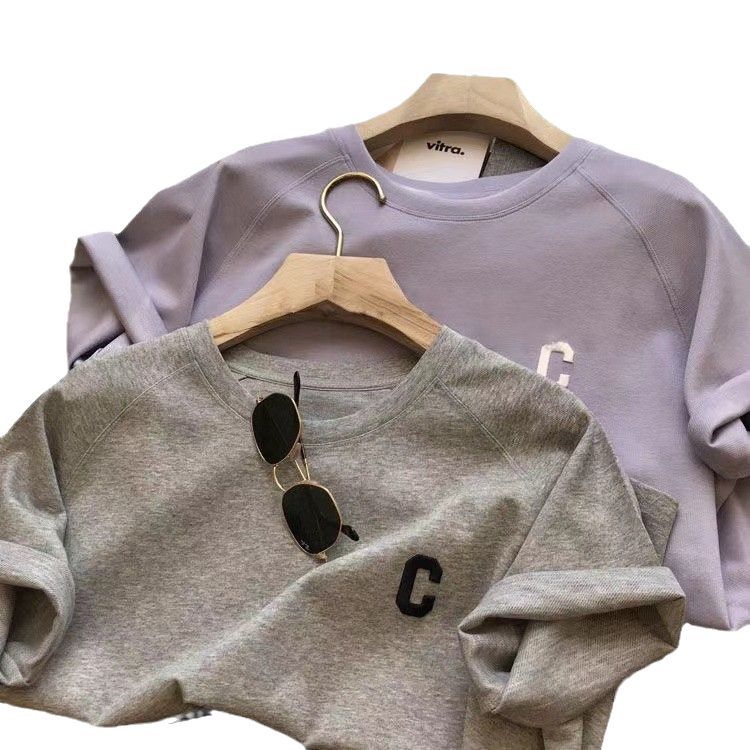 short-sleeved T-shirt and shorts with embroidered C