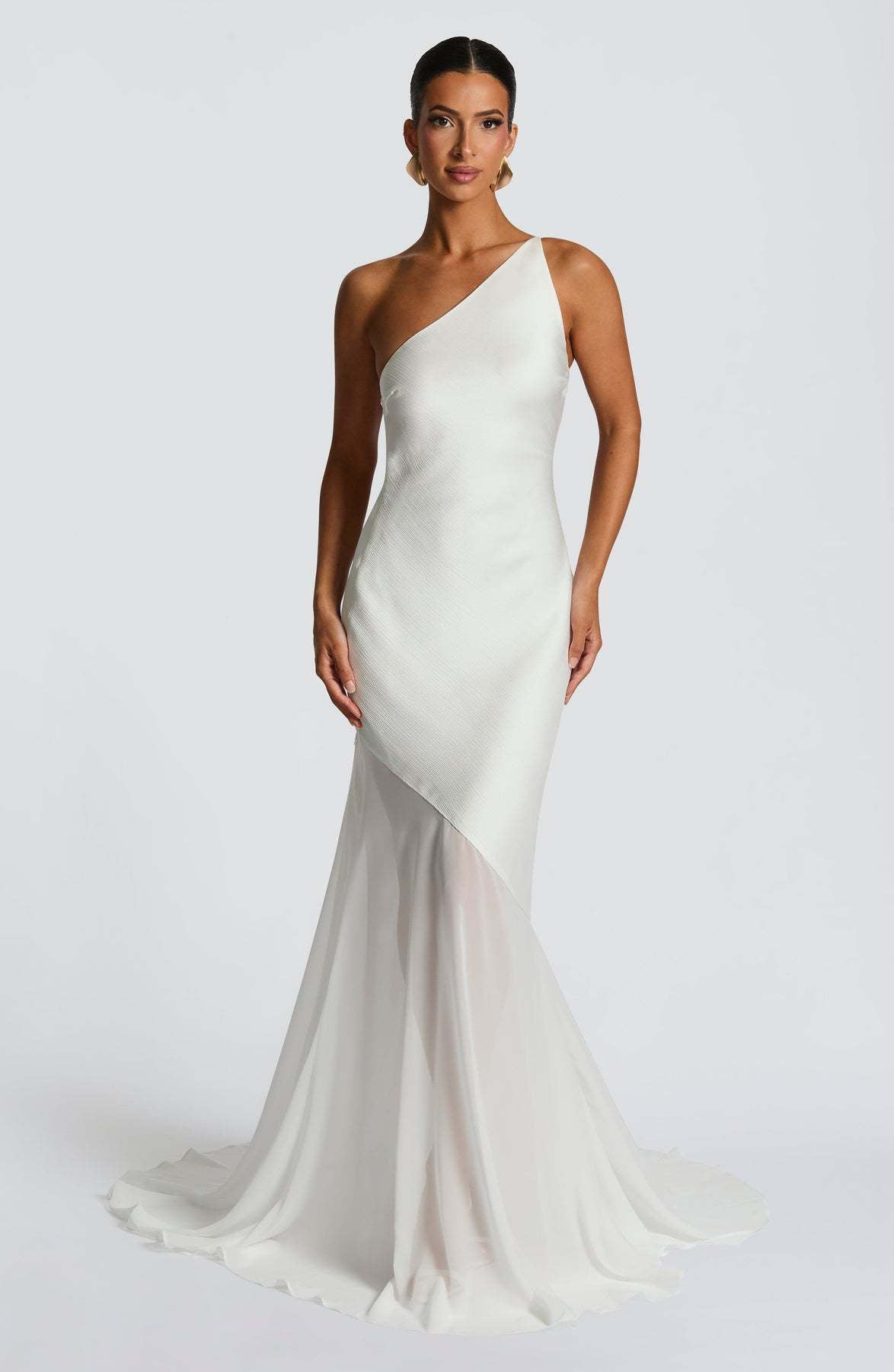 solid color backless single-shoulder gown