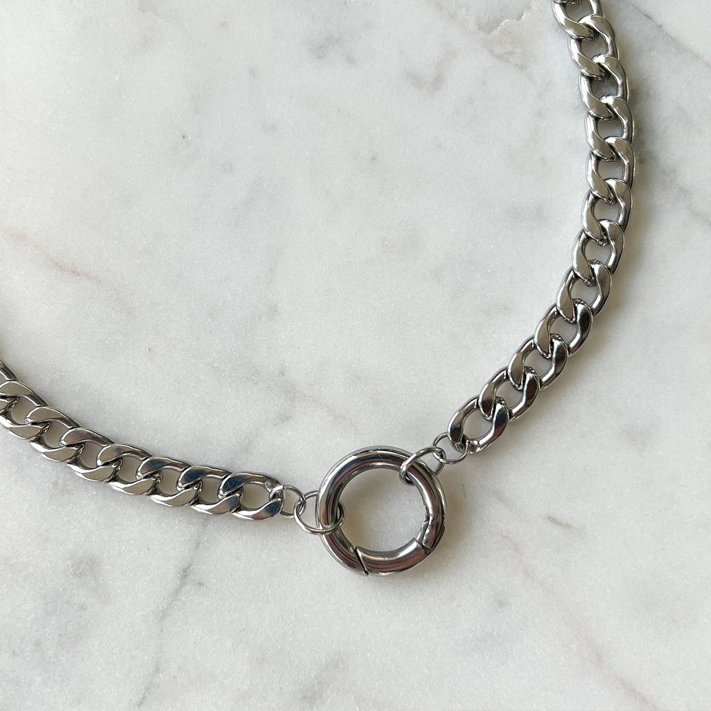 18K loose-fitting chain with circle pendant